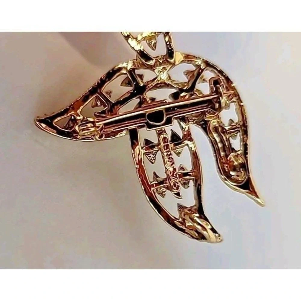 VINTAGE GERRY'S Flying Bird Dove Goldtone Brooch Pin Pendant Signed White Beads‎